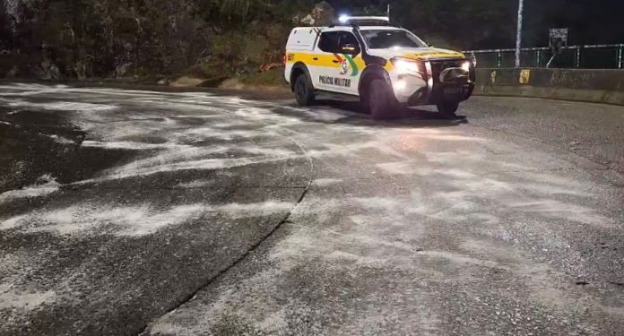 VÍDEO: Polícia Militar Rodoviária espalha sal na Serra do Rio do Rastro para evitar congelamento da pista