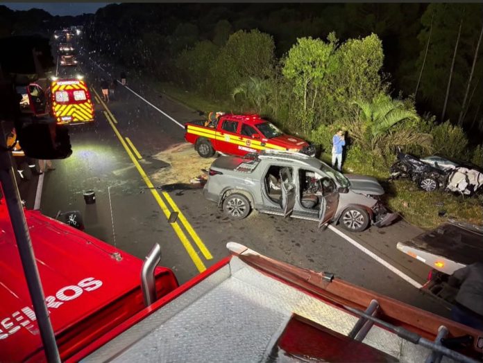 Grave acidente entre dois carros e carreta interdita a BR-282 em Campos Novos