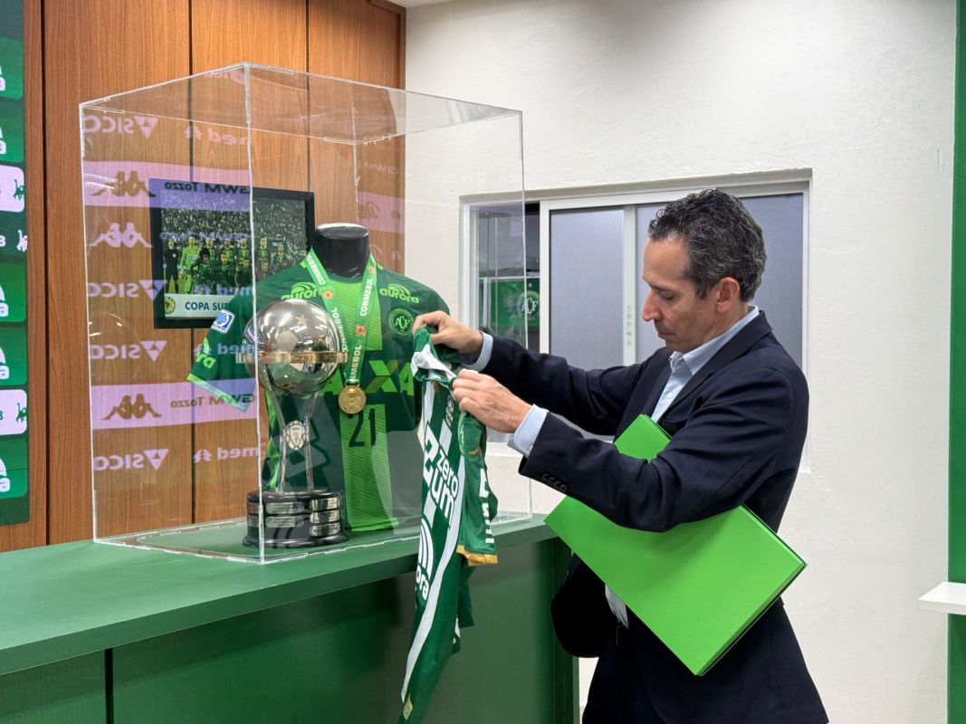 Médico colombiano que ajudou vítimas do acidente da Chapecoense visita a Arena Condá