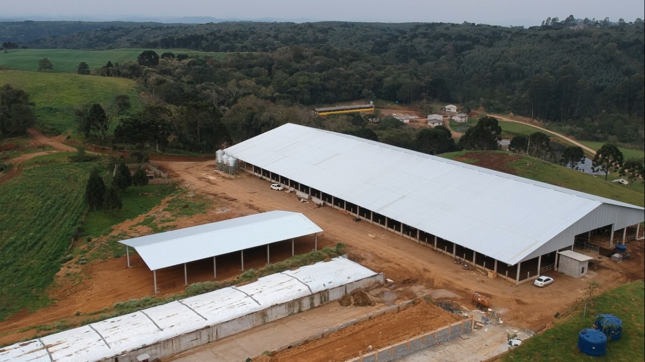 Granja Catanduvas contrata casal com experiência em pecuária leiteira