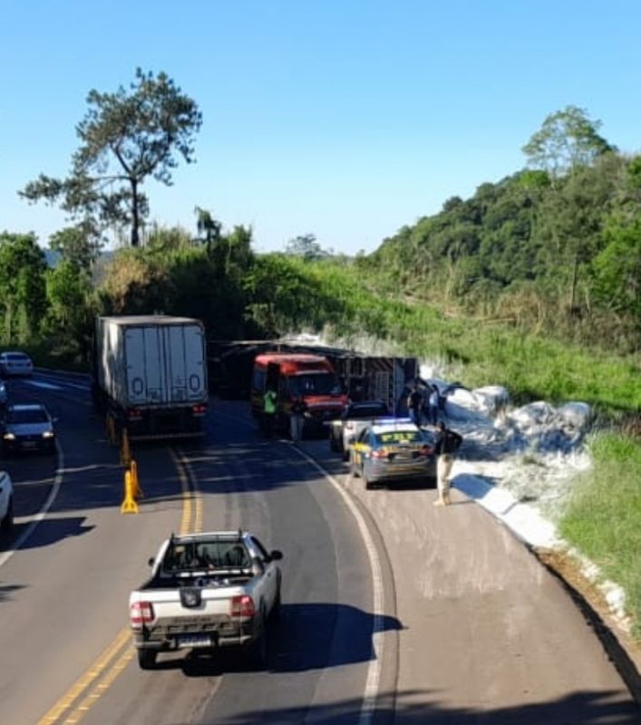 Caminhão tomba na BR-251, em São Sebastião