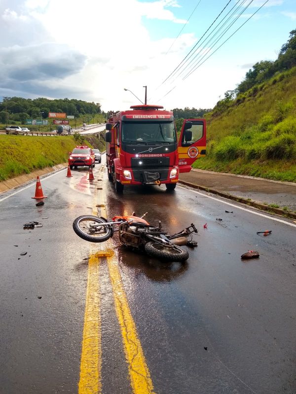 Colisão entre moto e caminhão deixa uma vítima fatal no acesso a BR-282, no Oeste