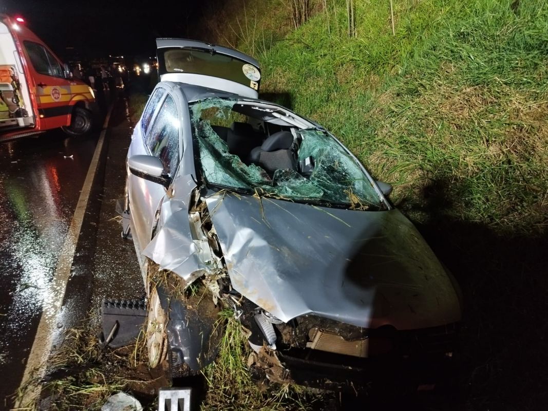 Grave saída de pista seguida de capotamento deixa quatro feridos na SC-480, em Bom Jesus