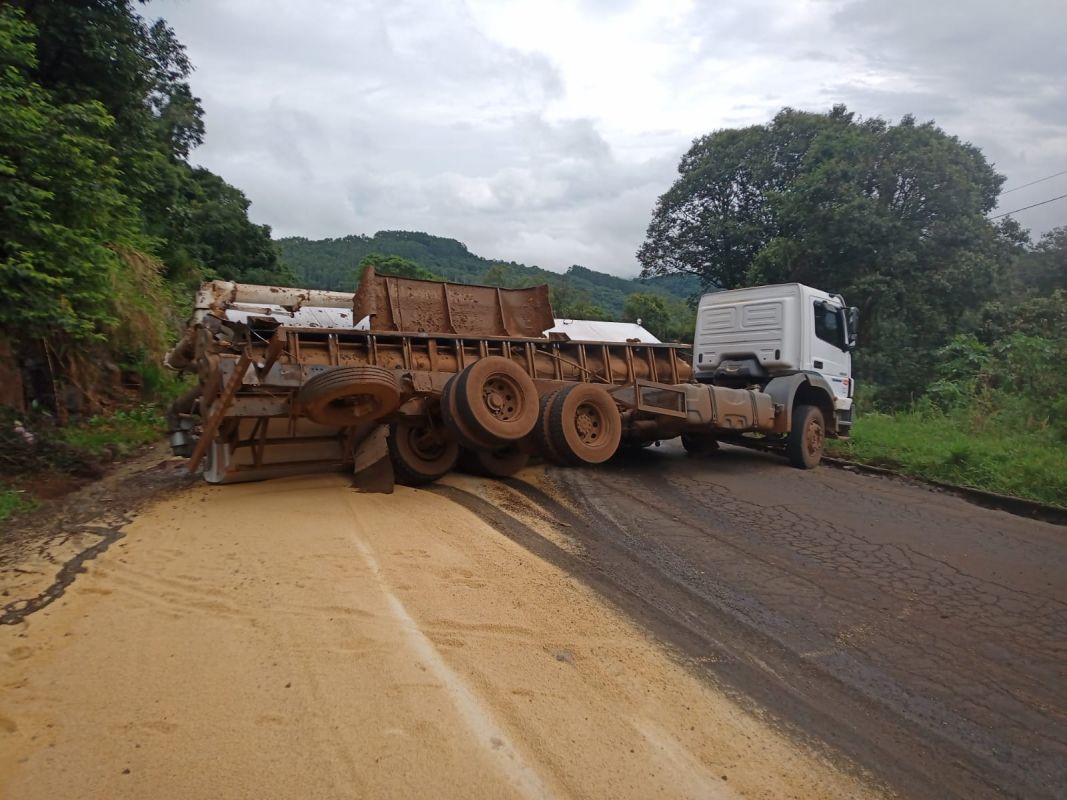 URGENTE: tombamento de caminhão na SC-283, em Seara, causa bloqueio total da pista