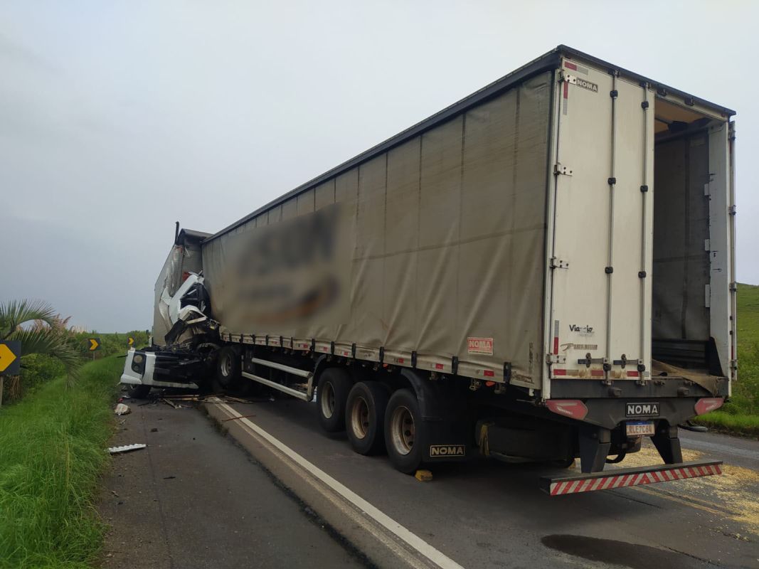 Caminhoneiro morre após colisão frontal registrada na BR-153, no Oeste