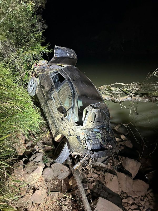 Veículo é encontrado caído em rio, em Faxinal dos Guedes; motorista não é encontrado