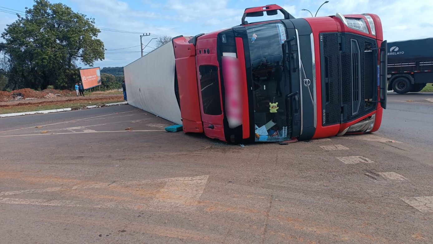 Condutora de carreta fica ferida após tombamento, em Faxinal dos Guedes