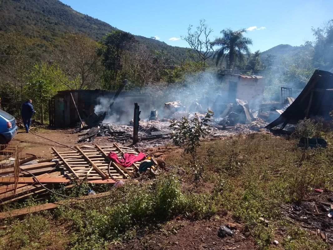 Residência é completamente destruída por incêndio no interior de Chapecó