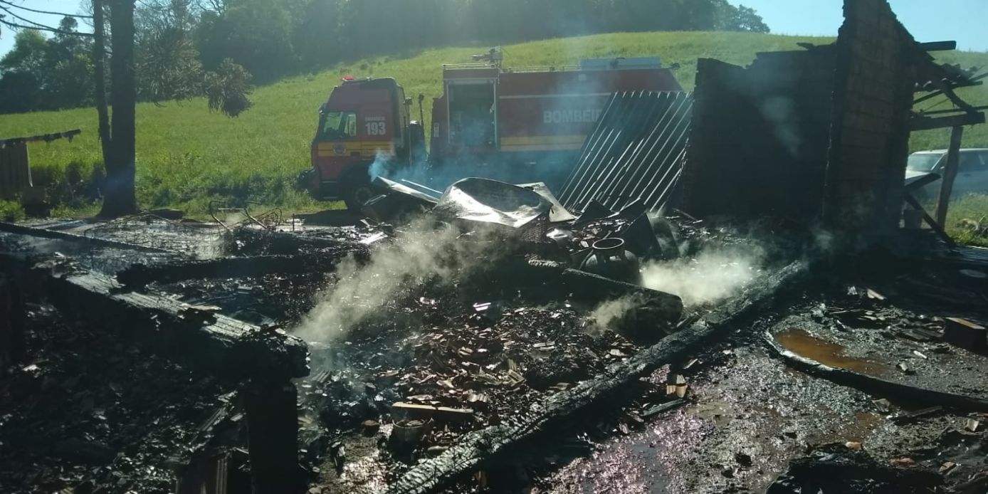 Incêndio consome residência no interior do município do Oeste