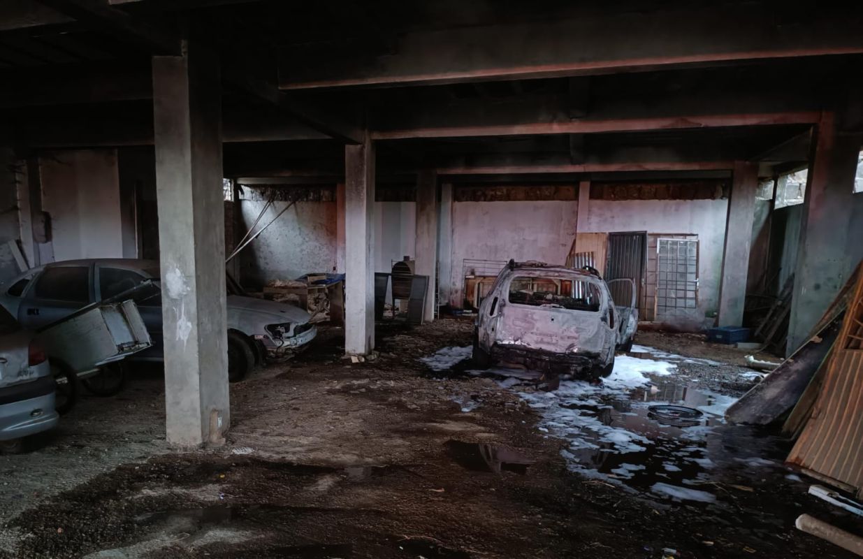 Carro é atingido por incêndio em garagem de prédio, em Chapecó