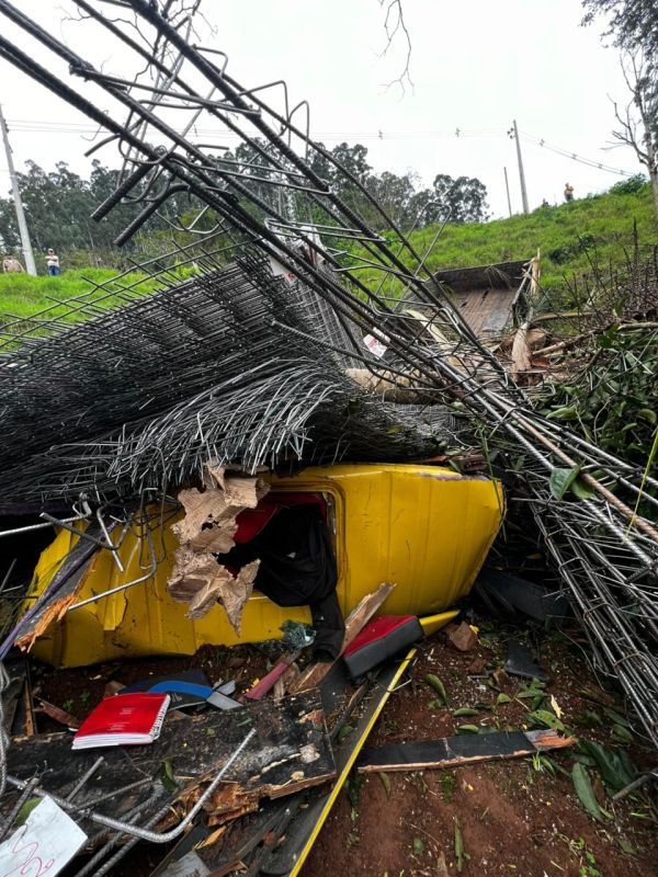 Motorista morre após caminhão sair da pista e carga ficar sobre a cabine, em Seara