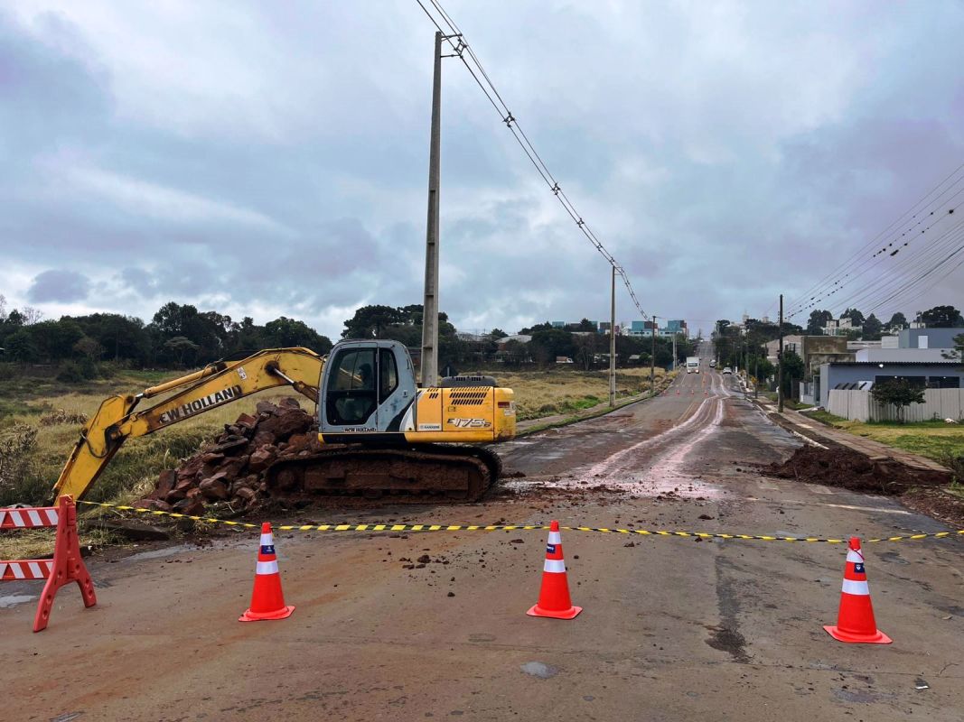 Rua Armando Marinho é interditada para troca de tubulação no Bairro Colatto, em Xanxerê
