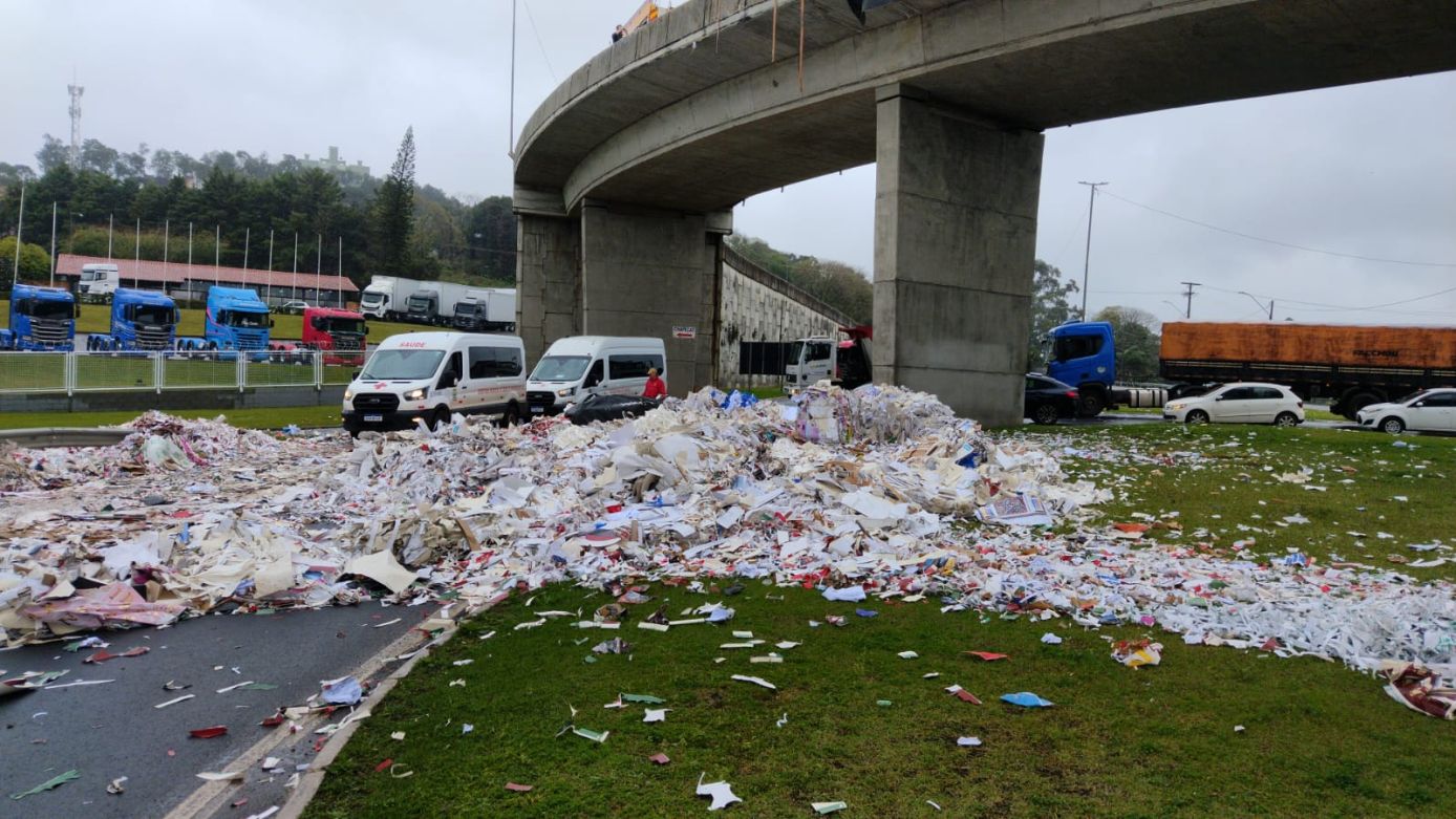 VÍDEO: tombamento de carreta interdita elevado entre BRs 282 e 480 em Chapecó
