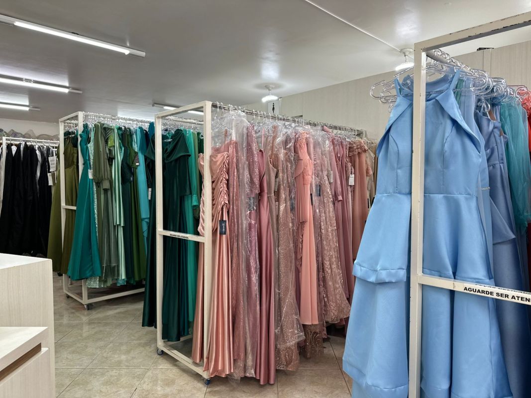 VÍDEO: Na Mamuska Noivas você encontra diversas opções de vestidos e trajes masculinos para diversas ocasiões