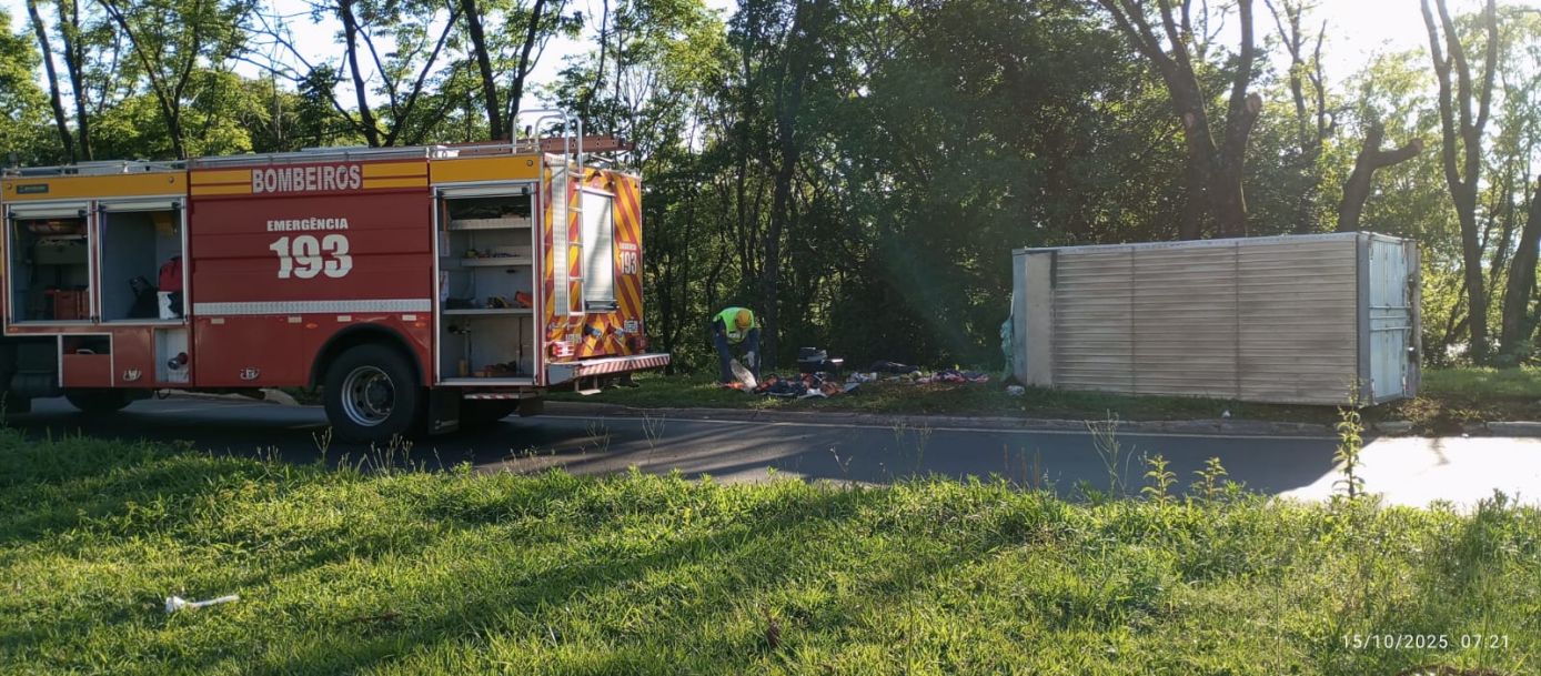 Mulher fica ferida após furgão sair da pista e tombar na BR-282, no Oeste