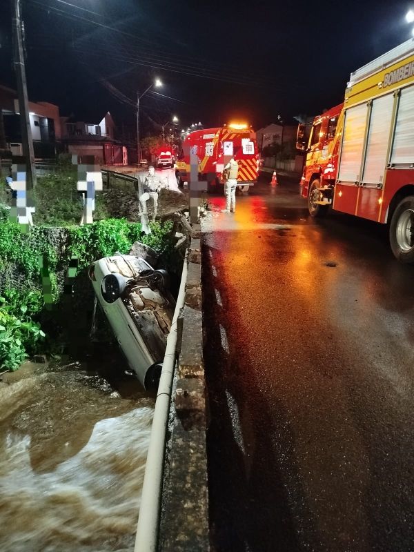 Carro cai em rio e duas pessoas são resgatadas em Maravilha