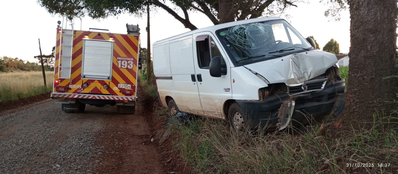 Homem fica ferido após colisão de veículo contra árvore em Pinhalzinho