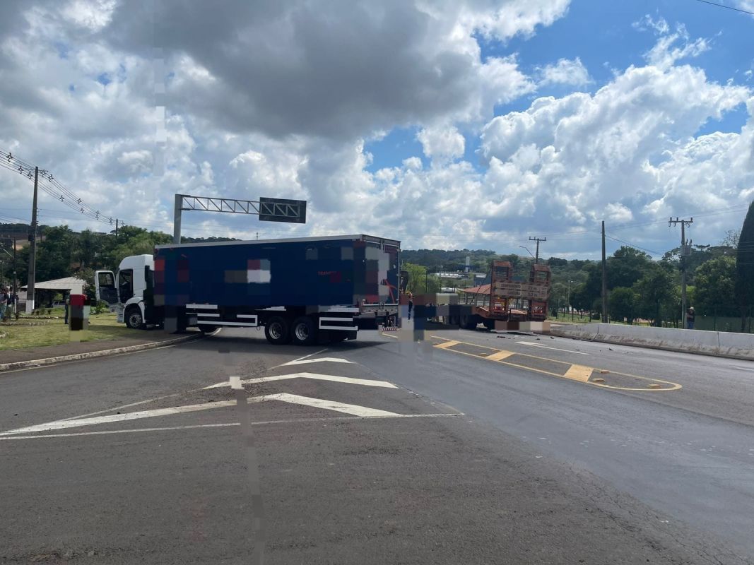 Passageiro fica ferido em colisão entre dois caminhões na SC-480, em Chapecó