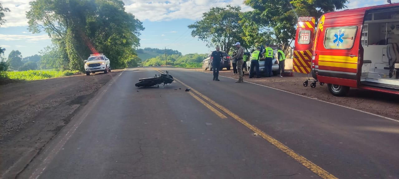 Colisão entre carro e moto deixa mulher gravemente ferida na SC-163, no Oeste