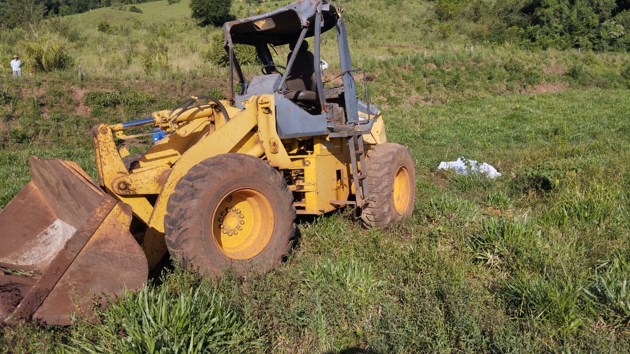 Trator carregadeira capota em ribanceira de 300 metros e homem morre no interior de município do Oeste