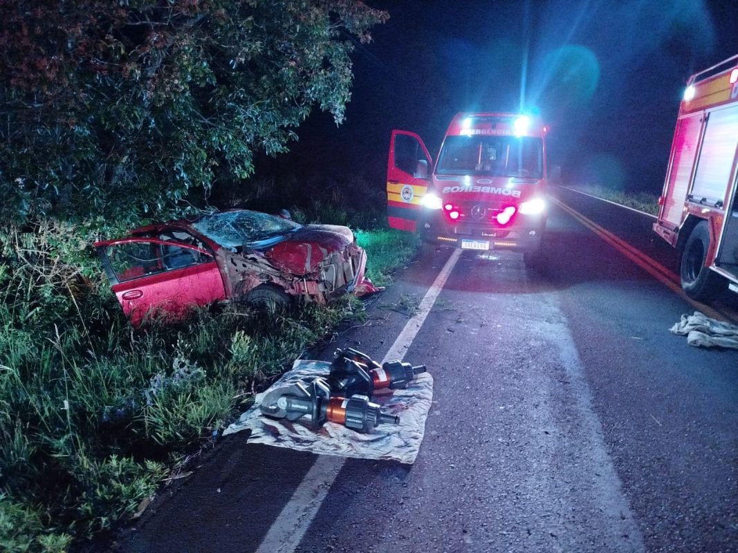 Saída de pista e capotamento deixam uma mulher morta e um homem gravemente ferido na PR-158, divisa com SC