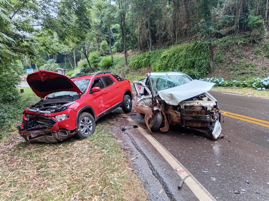 Acidente entre carro e moto deixa duas pessoas feridas na SC-496, no Oeste