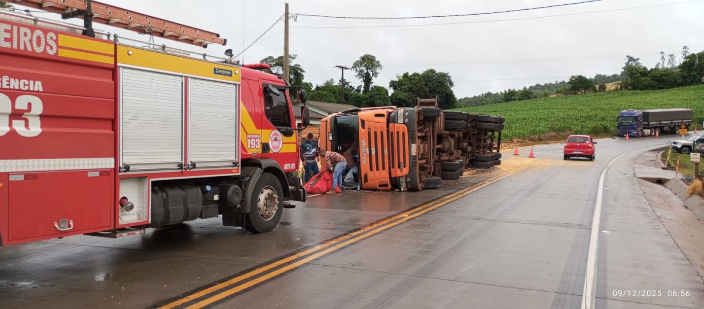 Carreta tomba na SC-160 e motorista é resgatado após ficar preso dentro da cabine