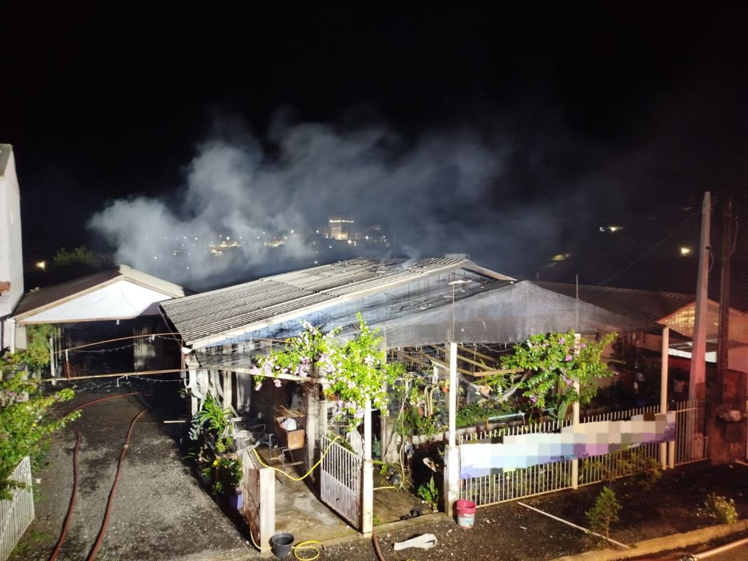 Incêndio atinge duas casas durante a madrugada em Maravilha