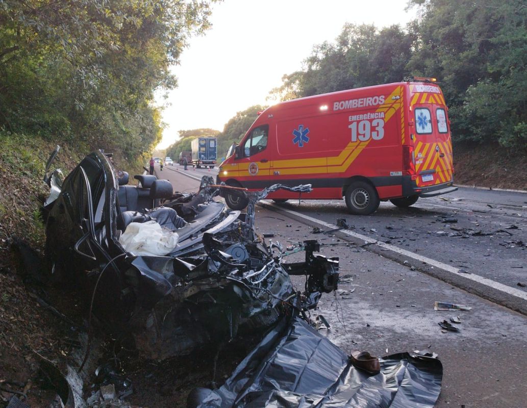 Acidente grave entre carro e carreta deixa um morto na BR-282, em Vargeão