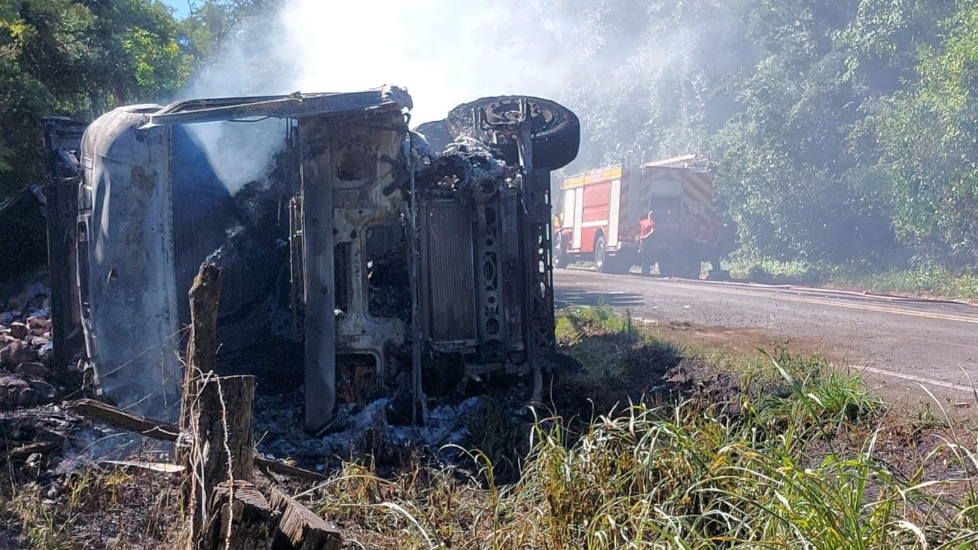 Incêndio em caminhão frigorífico mobiliza bombeiros na SC-157