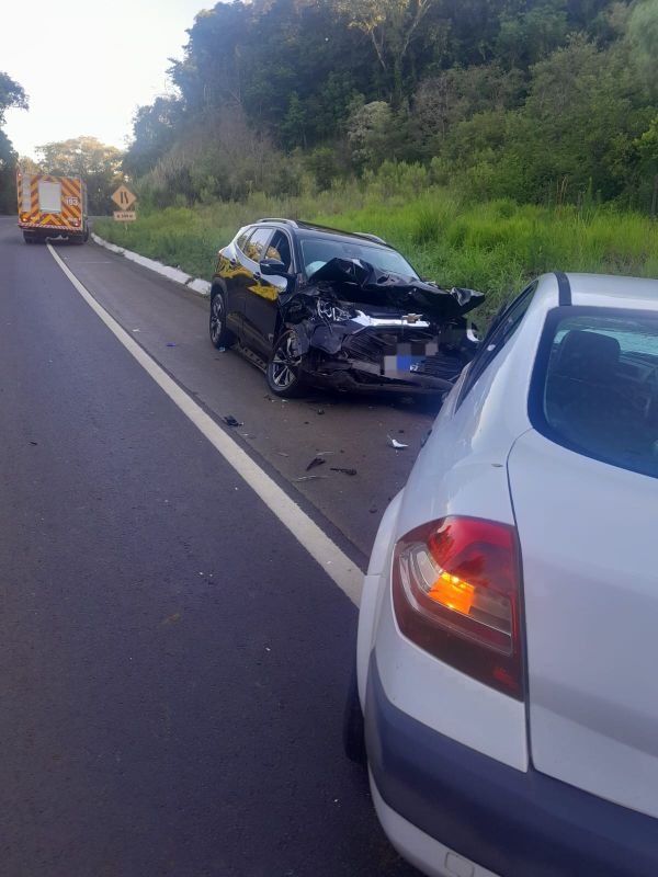 Colisão frontal entre dois carros deixa quatro feridos na BR-282, no Oeste