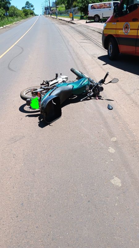 Colisão entre carro e motocicleta deixa dois feridos no Oeste