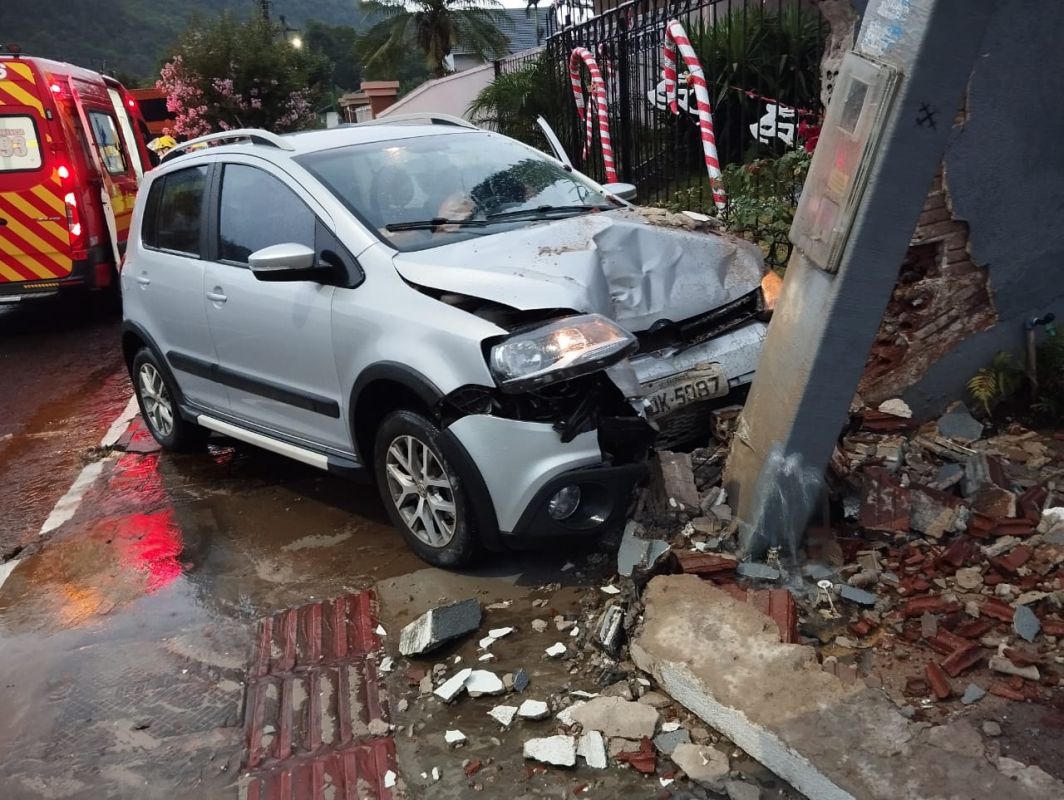 Veículo sai da pista e colide contra poste no centro de município do Oeste 
