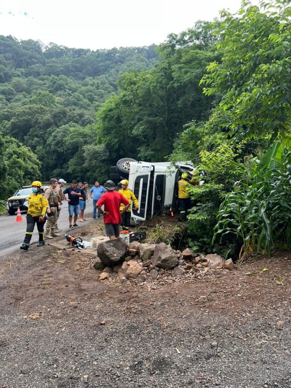 Capotamento de caminhão deixa motorista preso às ferragens na SC-283, em Seara