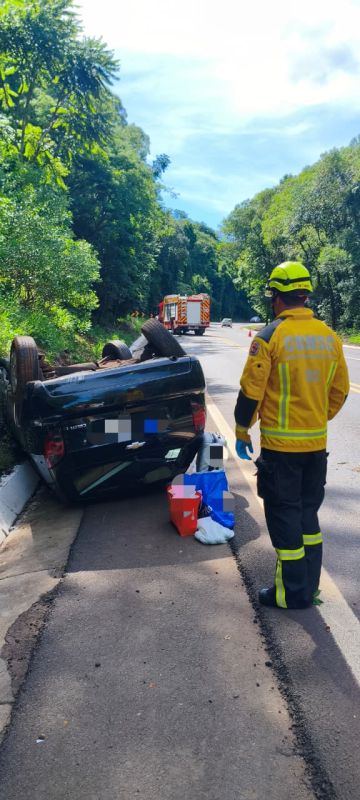 Capotamento na BR-282 deixa uma pessoa ferida no Oeste