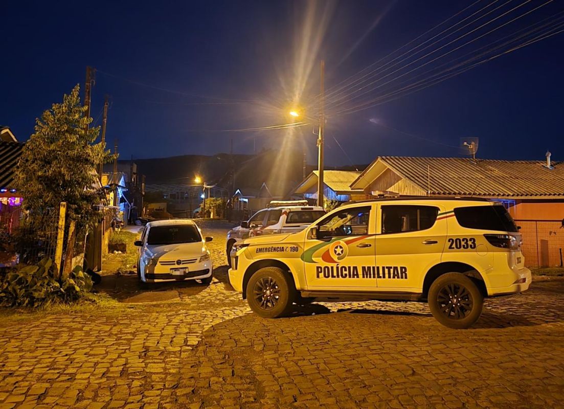 PM prende dois homens e recupera veículo roubado em Ponte Serrada