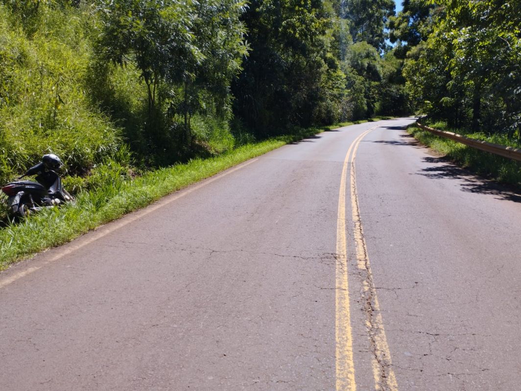 Saída de pista deixa duas pessoas feridas na SC-496, no Oeste 