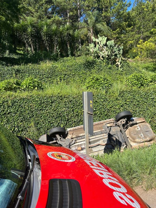 Saída de pista seguida de capotamento deixa mulher ferida na BR-282