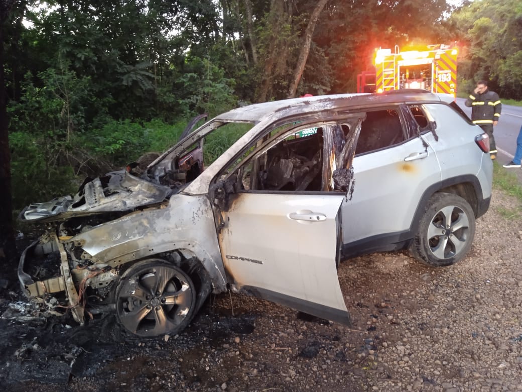 Veículo sai da pista e pega fogo na SC-283, em Águas de Chapecó