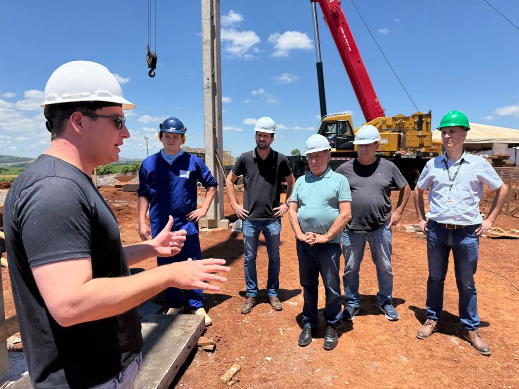 Prefeito Santin e equipe acompanham obras da nova fábrica da Aurora Coop em Abelardo Luz