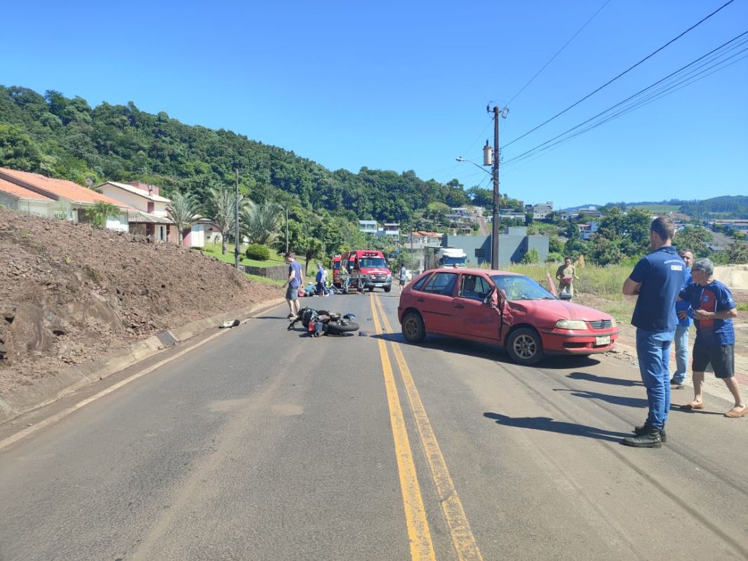 Colisão entre carro e motocicleta deixa jovem com fratura exposta em Quilombo