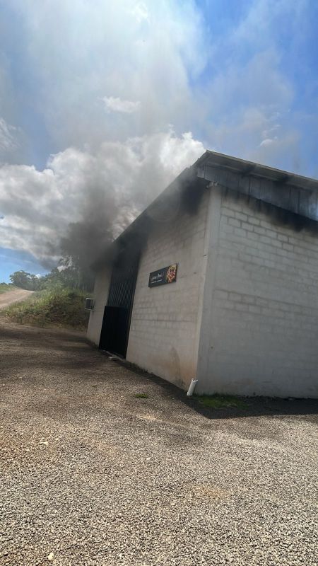 Incêndio em edificação industrial causa prejuízo estimado em R$ 200 mil em São Miguel do Oeste