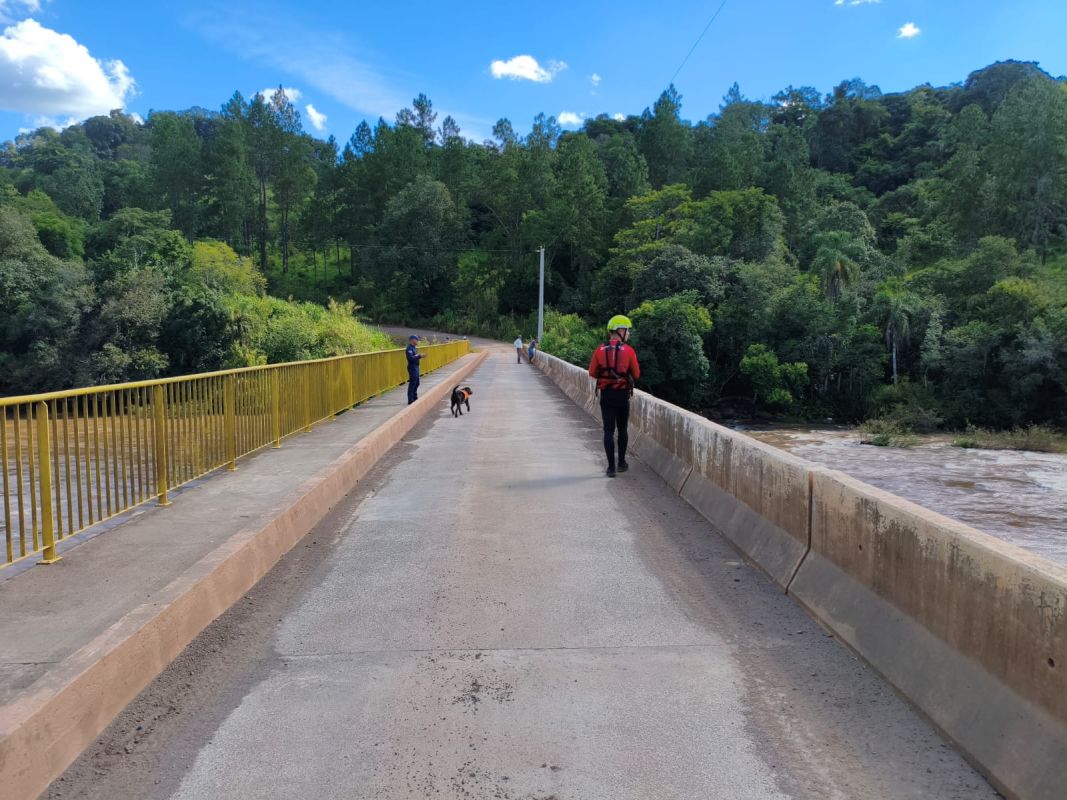 Objetos flutuantes e odores fortes conduzem buscas a menina desaparecida no Rio Chapecozinho 