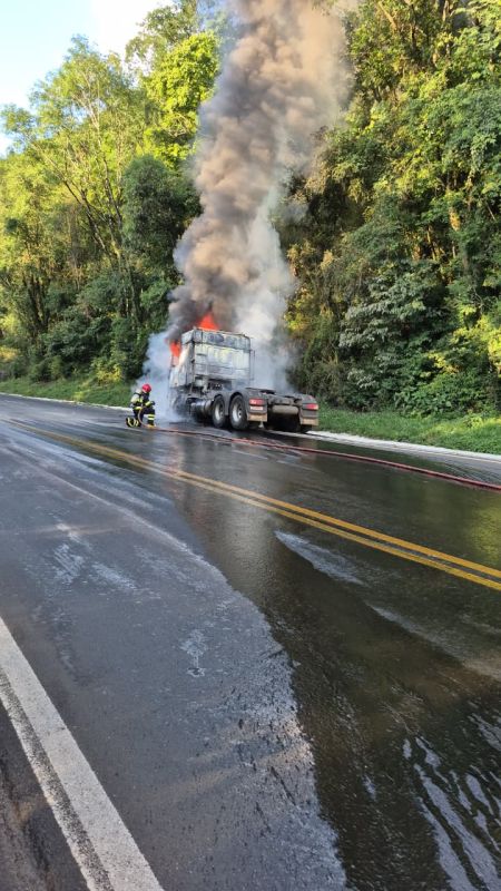 Cavalo mecânico é destruído por incêndio na BR-153
