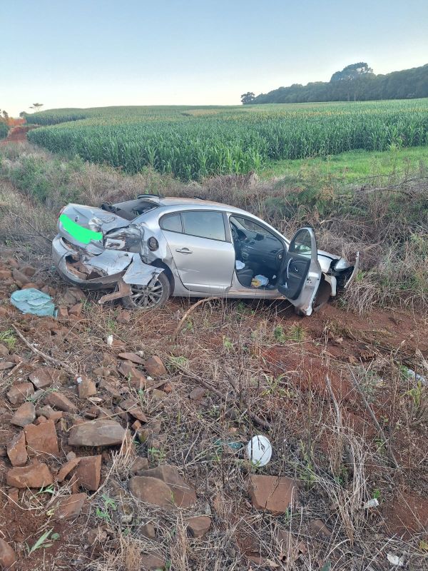 Colisão entre carro e carreta deixa uma pessoa ferida na SC-160