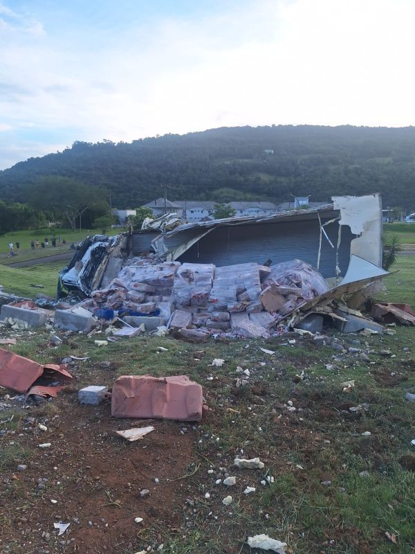 Caminhão capota na SC-480 em Chapecó e carga é furtada após acidente
