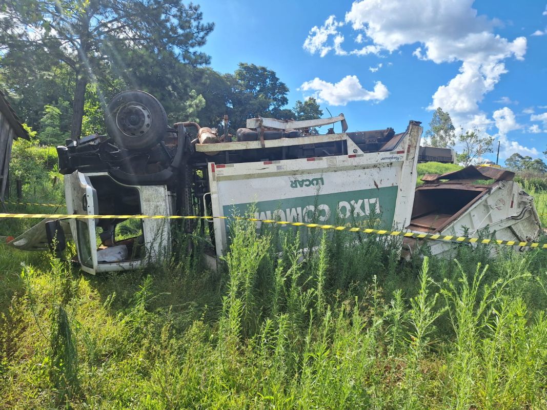 Condutor fica gravemente ferido após saída de pista e capotamento de caminhão na SC-161