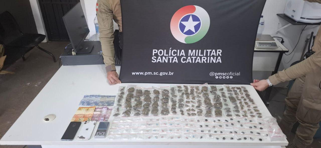 Ocorrência de invasão a residência termina com mulher detida por tráfico de drogas em Chapecó 