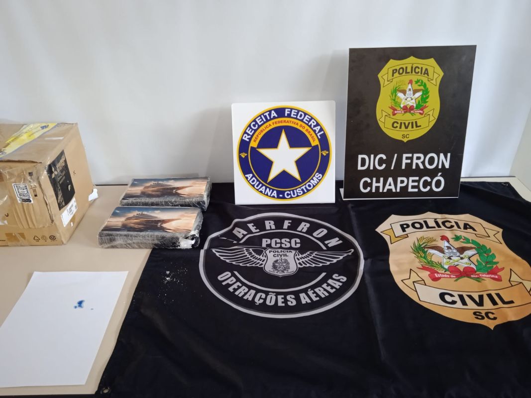 Tabletes de cocaína avaliados em R$ 100 mil são apreendidos em transportadora de Chapecó