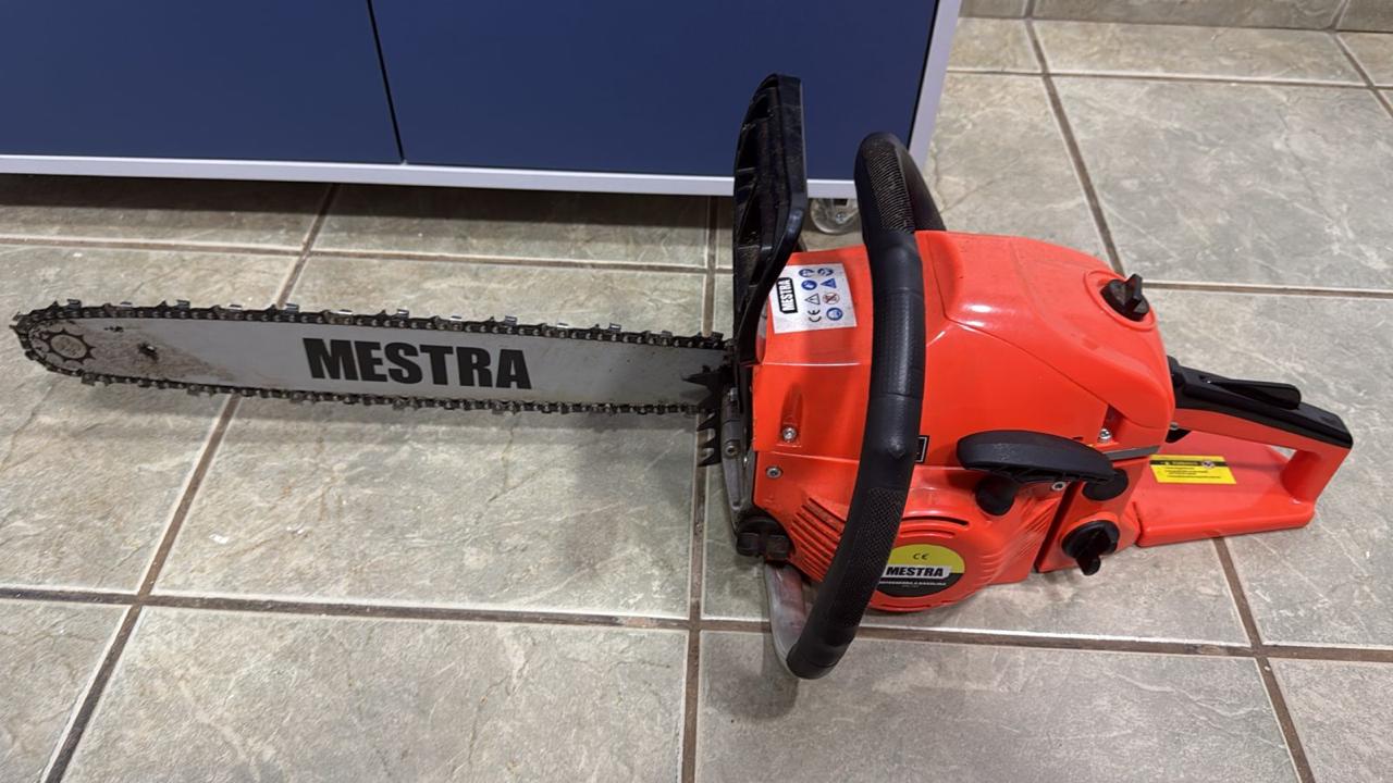 Idoso é preso em flagrante por tentar matar o próprio pai com motosserra no Oeste